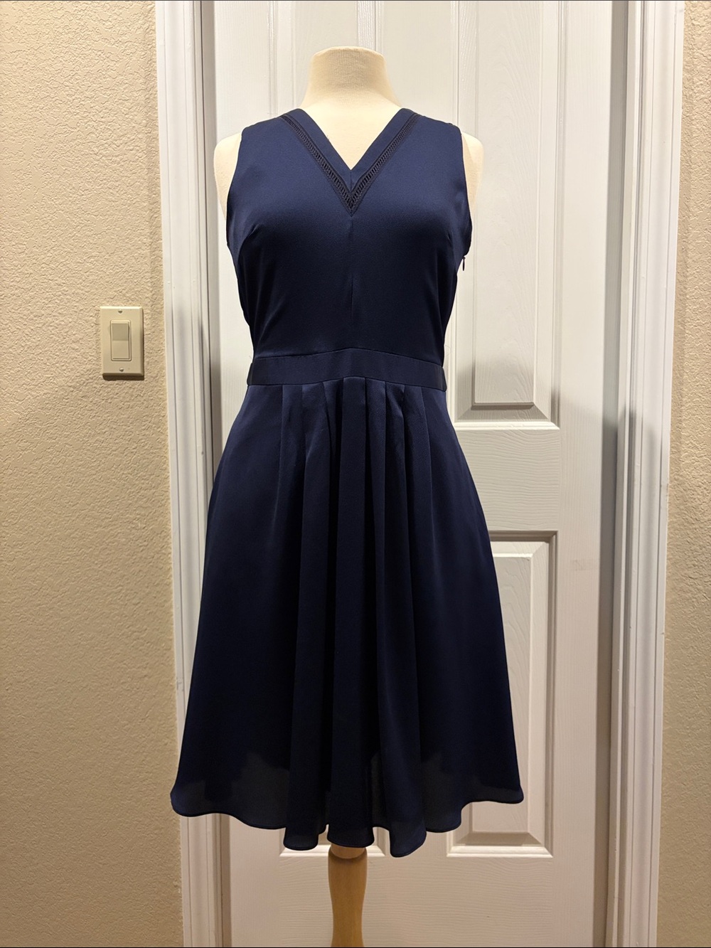 Banana Republic Dark Navy V-Neck Sleeveless Fit-and-Flare Dress size 6 like new - Picture 6 of 10